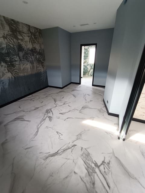Photo d'une pièce avec un carrelage style marbre blanc et gris.