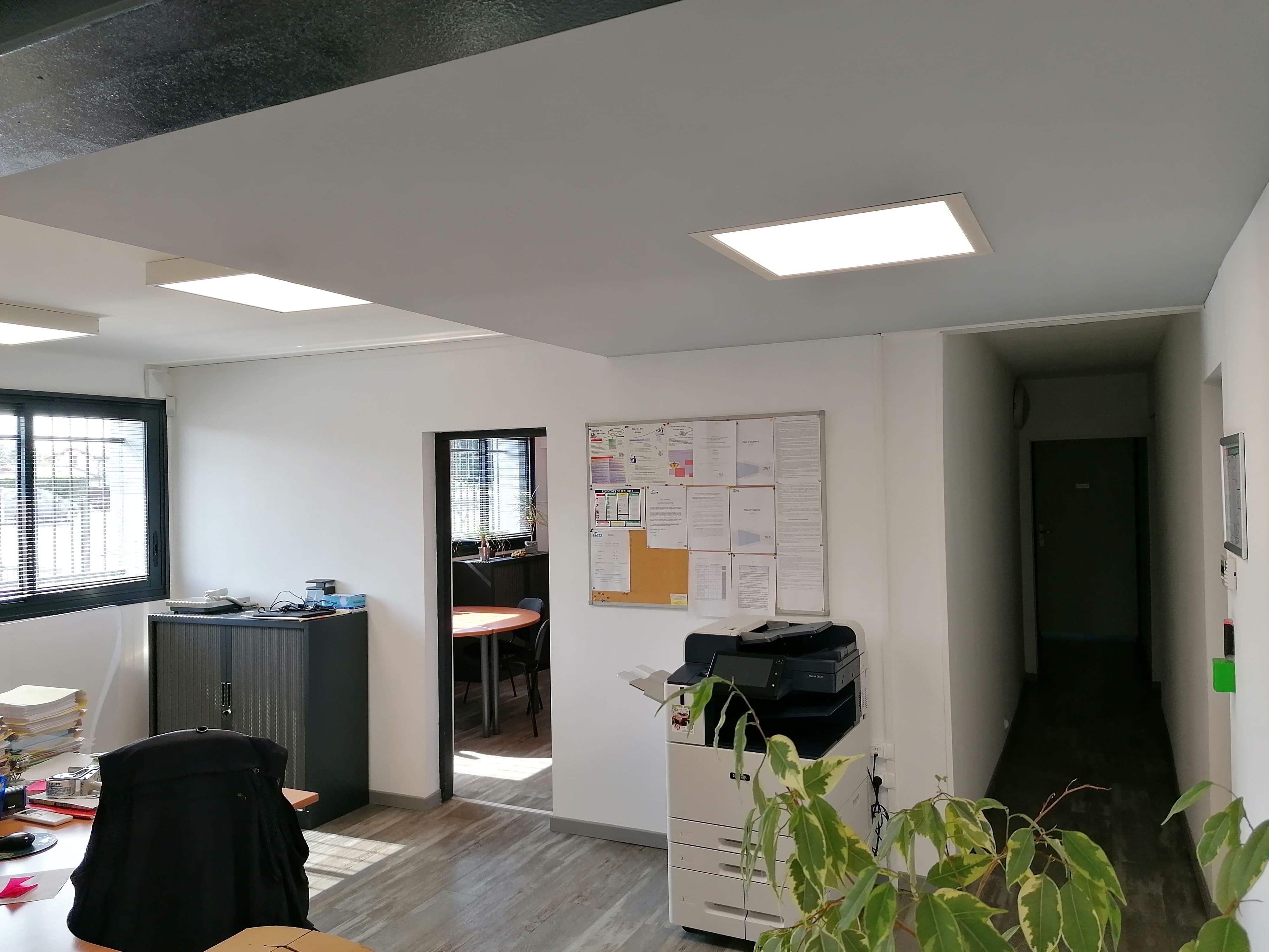 Photo d'un bureau professionnel avec trois systèmes d'éclairage avec néons. 
