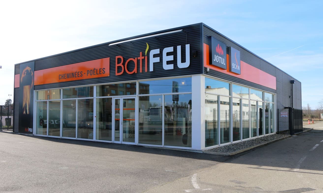 Photo des locaux de l'entreprise Batifeu avec des grandes baies vitrées.
